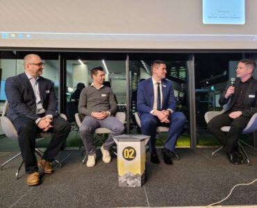 Paneldiskussion des 114. Digitaldialogs mit allen Speakers gemeinsam auf der Bühne